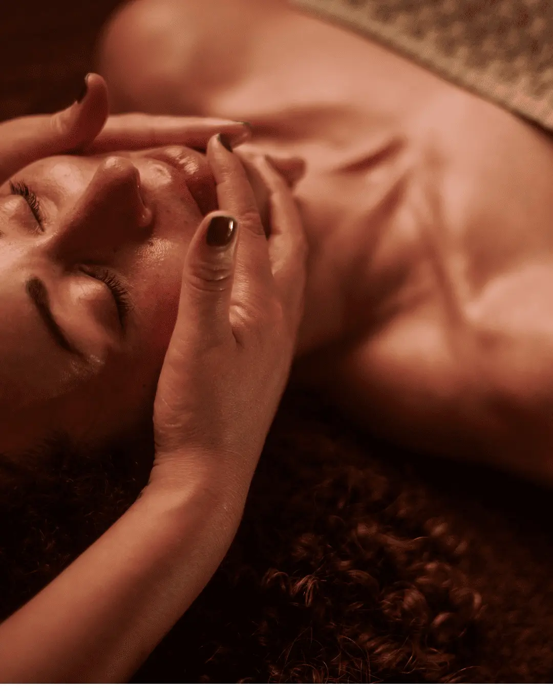 Ontspannen vrouw krijgt een natuurlijke gezichtsbehandeling bij PUUR Huisinstituut Breda met een focus op QMS-behandeling voor huidverzorging.